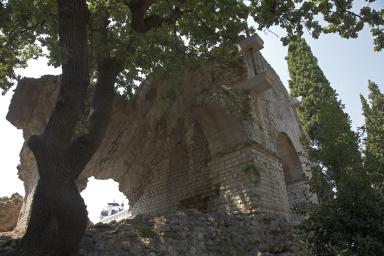 Vue extérieure des arènes de Cimiez des restes des voûtes en berceau, prise du nord.