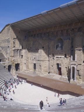 Vue g�n�rale du th��tre d'Orange, du mur de sc�ne et du nouveau toit de sc�ne, prise depuis les gradins, prise de l'est.