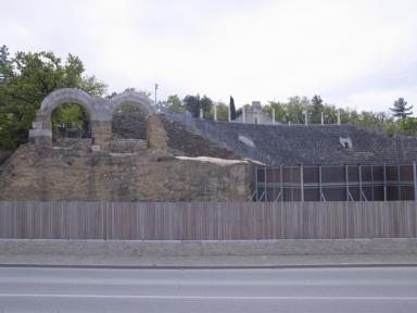 Vue g�n�rale du th��tre antique et des "arceaux" dits "les lunettes", prise du sud/ouest.
