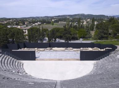 Vue g�n�rale du th��tre antique, de l'orchestra et du mur de sc�ne prise depuis les gradins, prise du sud.