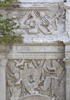 Vue d�taill�e de la fa�ade sud, vestige de la sculpture antique apr�s restauration.