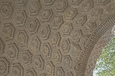 Vue d�taill�e de la vo�te de l'arc est apr�s restauration.