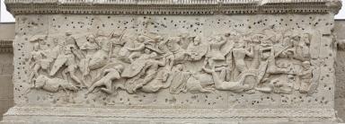 Vue d�taill�e de la frise haute de l'�l�vation sud apr�s restauration.