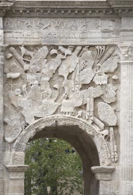 D�tail d'une sculpture au dessus de l'arc est de l'�l�vation nord apr�s restauration.