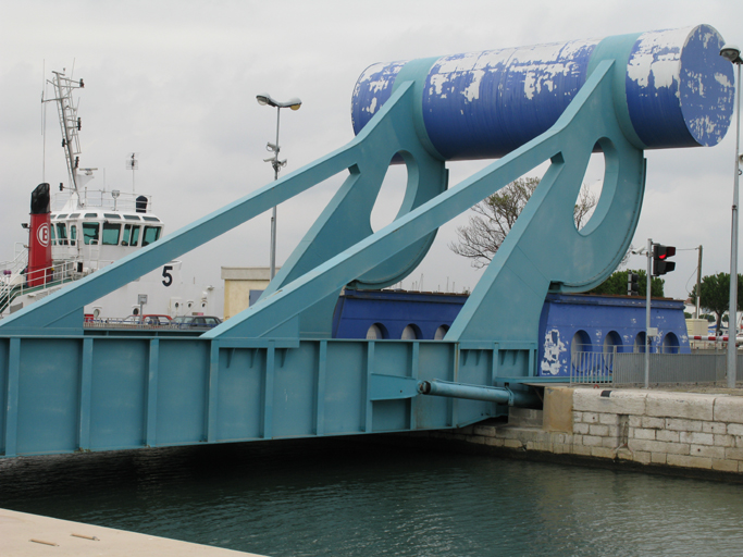 Le contrepoids  l'est du pont