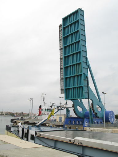 Le pont  la verticale lors du passage d'un bateau, depuis l'ouest