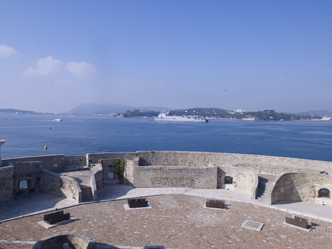 Terrasse-cour du rez-de-chauss�e, restes d'absides et embrasures vers la rade.
