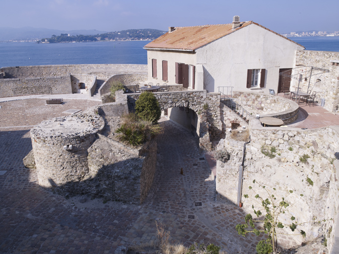 Terrasse-cour du rez-de-chauss�e, restes des b�timents XVIIe s et de la galerie � absides.