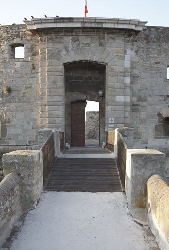 D�tail de la porte de la tour vue du pont.