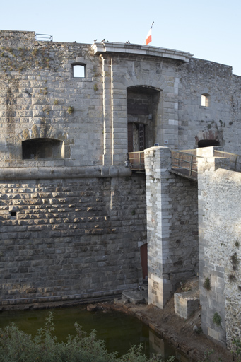 D�tail de la porte, des parements d'enveloppe, du foss� et du pont d'acc�s de la tour .