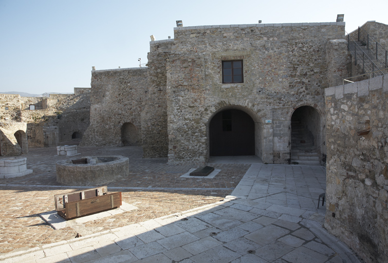 Terrasse-cour du rez-de-chauss�e, le tiers d'�l�vation subsistant des locaux dit parados ou donjon.