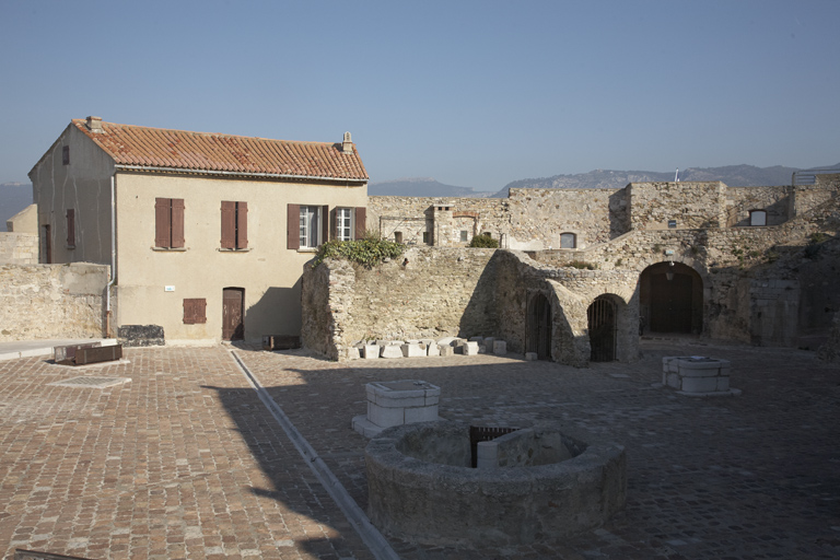 Terrasse-cour du rez-de-chauss�e,restes des b�timents XVIIe s, vis  et margelles des citernes.