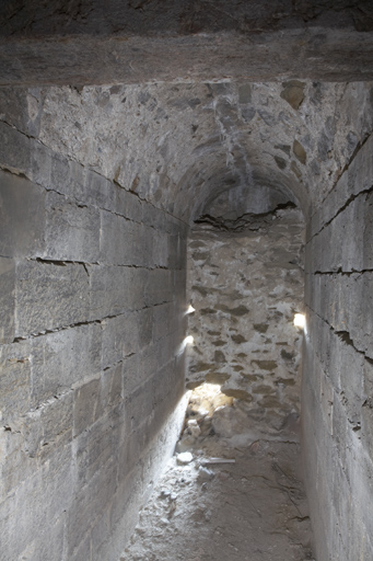 Couloir en chicane d'anciennes latrines partant de la casemate d'entresol du soubassement.