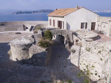 Terrasse-cour du rez-de-chausse, restes des btiments XVIIe s et de la galerie  absides.