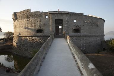 Ensemble de la tour dans l'axe de l'entrée vue du pont d'accès.