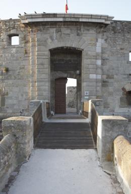 Dtail de la porte de la tour vue du pont.