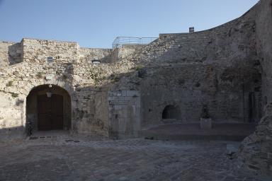 Terrasse-cour du rez-de-chaussée, détail de l'abside de la porte d'entrée et de celle attenante.