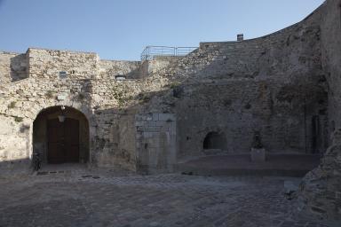 Terrasse-cour du rez-de-chausse, dtail de l'abside de la porte d'entre et de celle attenante.