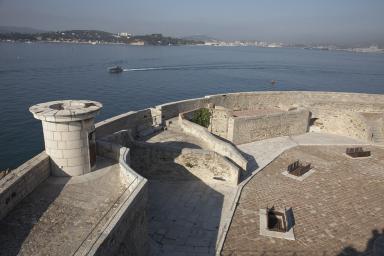 Terrasse-cour du rez-de-chausse, restes d'absides et embrasures vers la rade, tourelle du fanal.