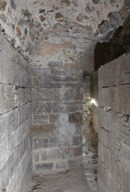 Couloir en chicane d'anciennes latrines partant de la casemate d'entresol du soubassement.