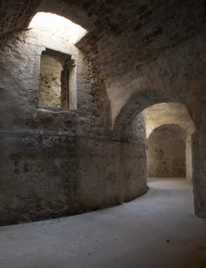 Galerie annulaire  absides du soubassement, vue vers le noyau, avec porte en tribune.