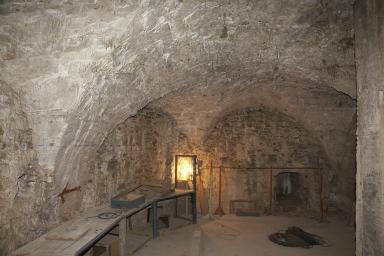 Souterrains du noyau central en soubassement, ancienne prison.
