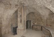 Souterrains du noyau central en soubassement, ancienne prison, avec gaîne de citerne.