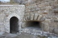 Détail d'embrasure ou canonnière du soubassement à bossage maniériste.