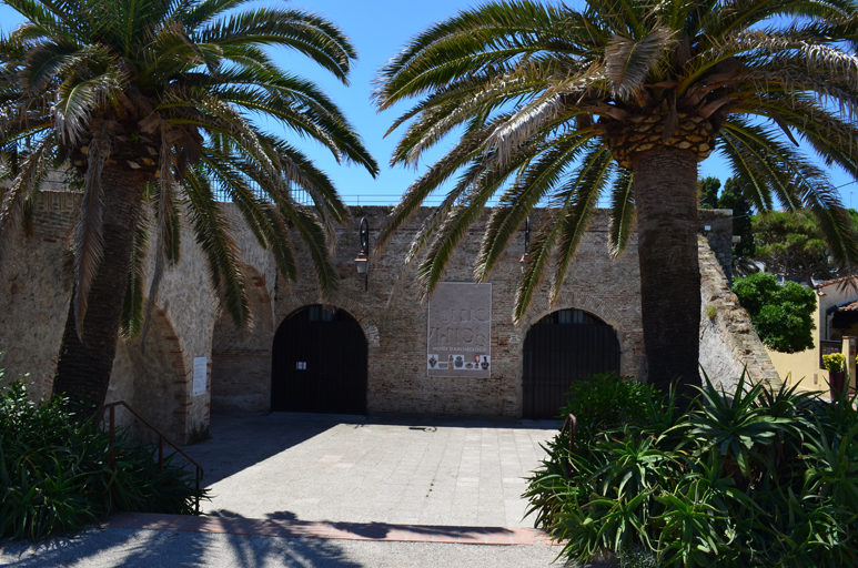 Vue de l'entre du bastion Saint-Andr  Antibes.
