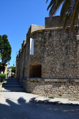 Vue des murs du bastion Saint-Andr  Antibes.
