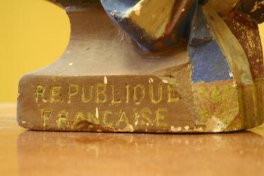 Dtail, socle, inscription REPUBLIQUE FRANCAISE.