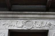 Le linteau sculpt au-dessus de la porte d'entre, avec un dcor de rinceau et figures affrontes de part et d'autre d'un mdaillon central avec date porte : 1911.