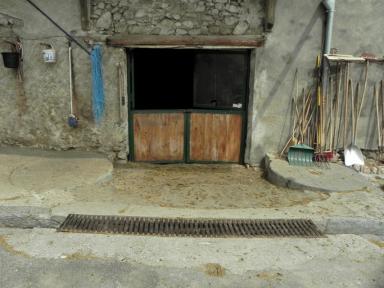 Meules à farine en réemploi.