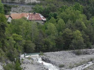 Prise d'eau sur le torrent de Crvoux.