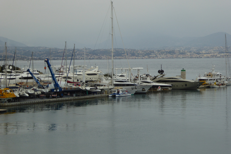 Chantier naval du port Vauban depuis le phare des Cinq Cents Francs.