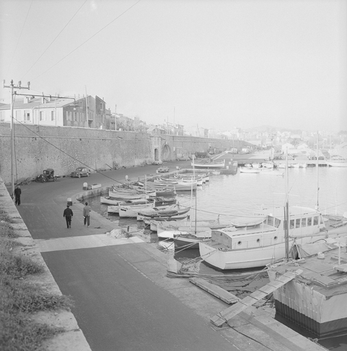 Port Vauban, vue sur le quai des pcheurs, le rempart et la porte marine.