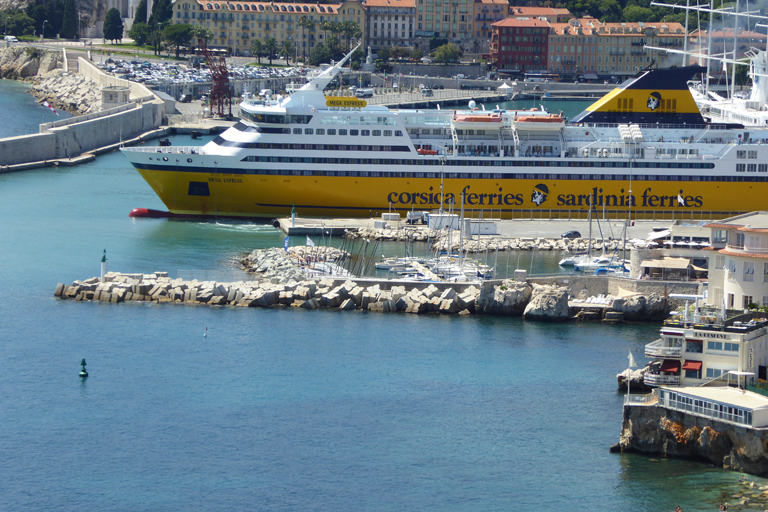 Bassin de commerce du port de Nice et bassin du club nautique au premier plan.