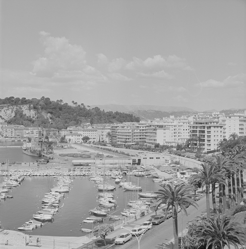 Photographie arienne du bassin du commerce du port de Nice en 1980.