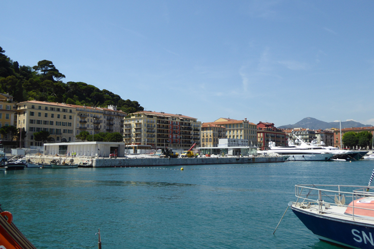 Quai de la douane dans le bassin Lympia du port de Nice.