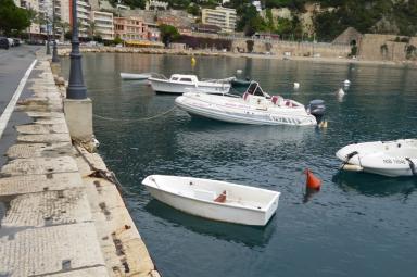 Quai de l'Amiral Ponchardier, devant le Palais de la Marine avec ses pierres d'origine et les agrafes en plomb qui scellaient les pierres entre elles.