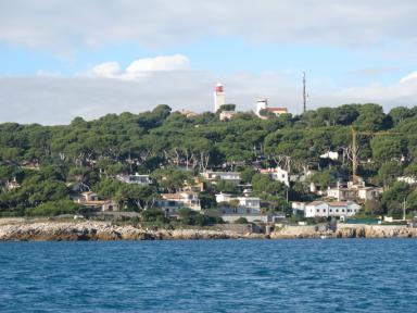 Vue depuis la mer sur le phare et le smaphore de la Garoupe.