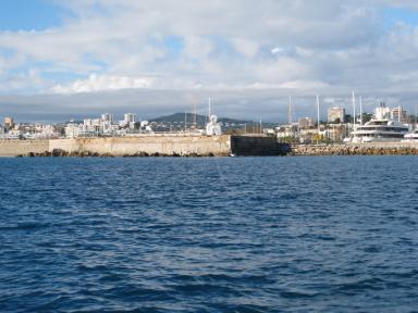 Vue depuis la mer sur les fortifications du bastion Sainte Jaume.