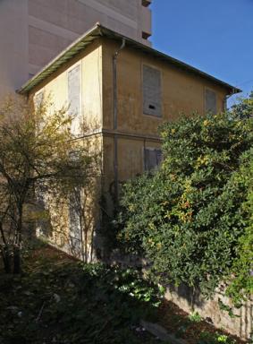 Vue de la villa "Les Phalnes depuis le jardin en contrebas.
