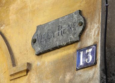 Plaque de désignation de la villa sur la façade rue.