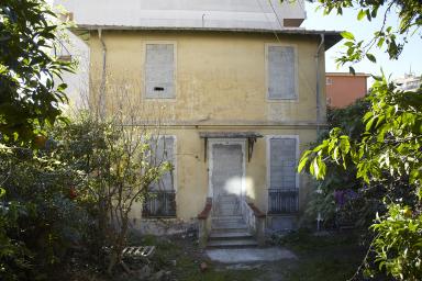 Vue de la villa 'Les Phalnes" depuis le jardin.