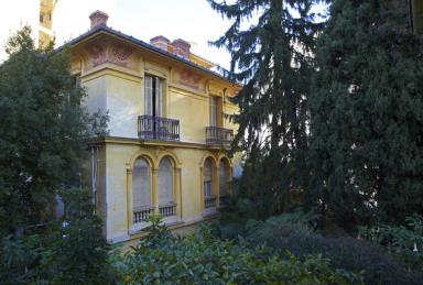 Vue de la façade sur jardin.