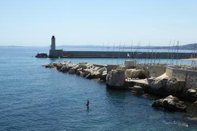 Digue du port de Nice avec le phare et la passe d'entre du port.