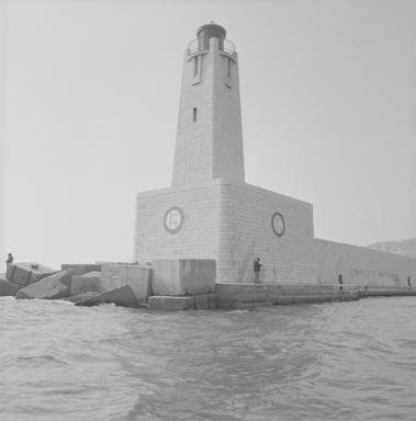 Phare du port de Nice  l'extrmit de la jete, en 1965.