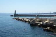 Digue du port de Nice avec le phare et la passe d'entrée du port.