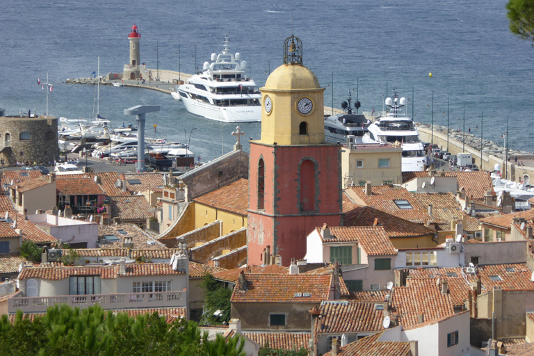 Clocher de Notre-Dame de l'Assomption dominant le port de Saint-Tropez est le symbole de la ville et un amer remarquable pour les marins.